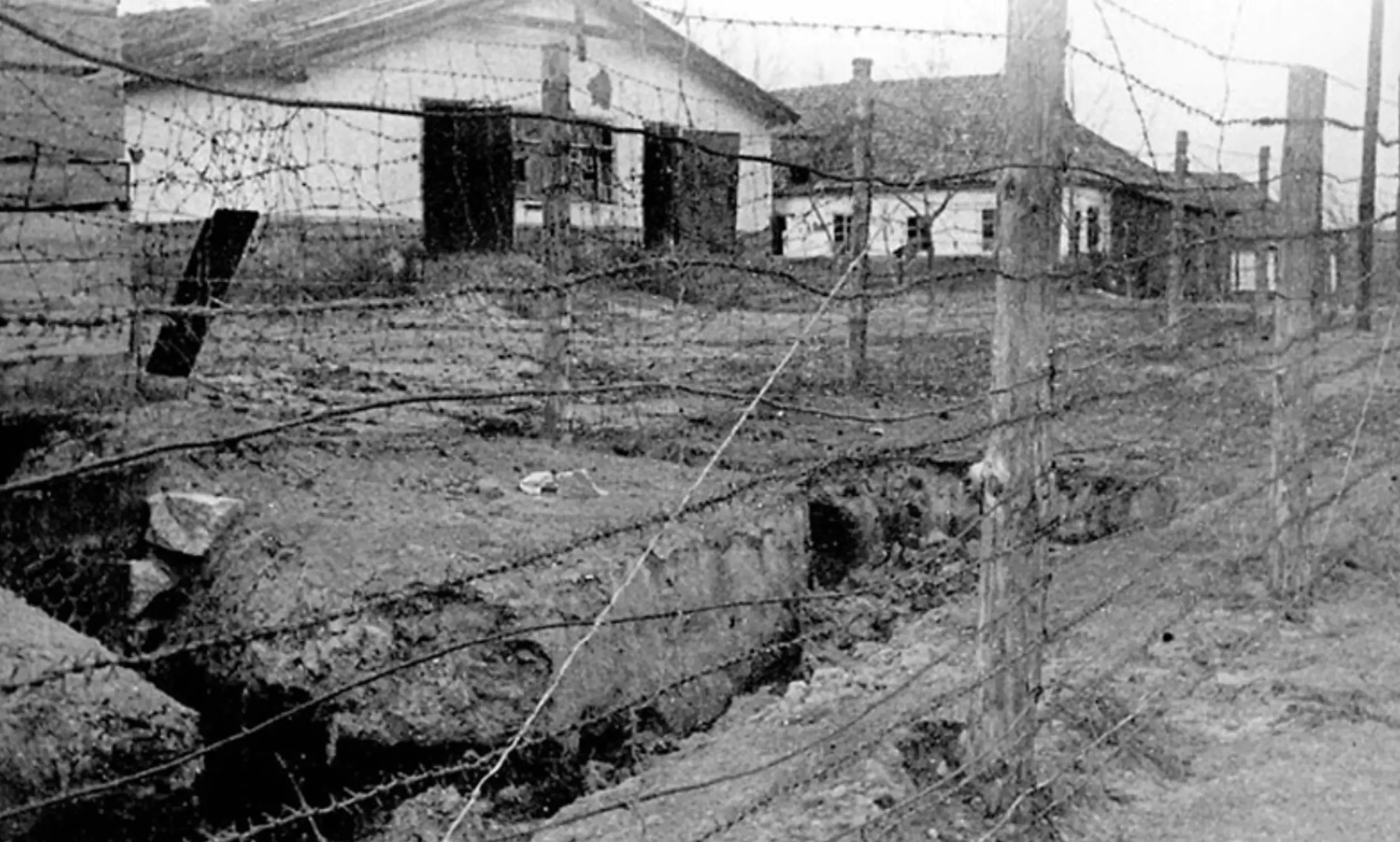 Бараки за кількома рядами огорожі з колючого дроту